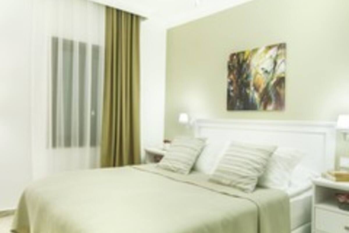 Hypo-allergenic bedding available, down comforters, pillowtop beds