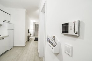 Grand réfrigérateur, plaque de cuisson, cafetière/bouilloire