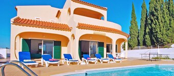 Retreat w/ BBQ & heatable pool in Galé, Algarve