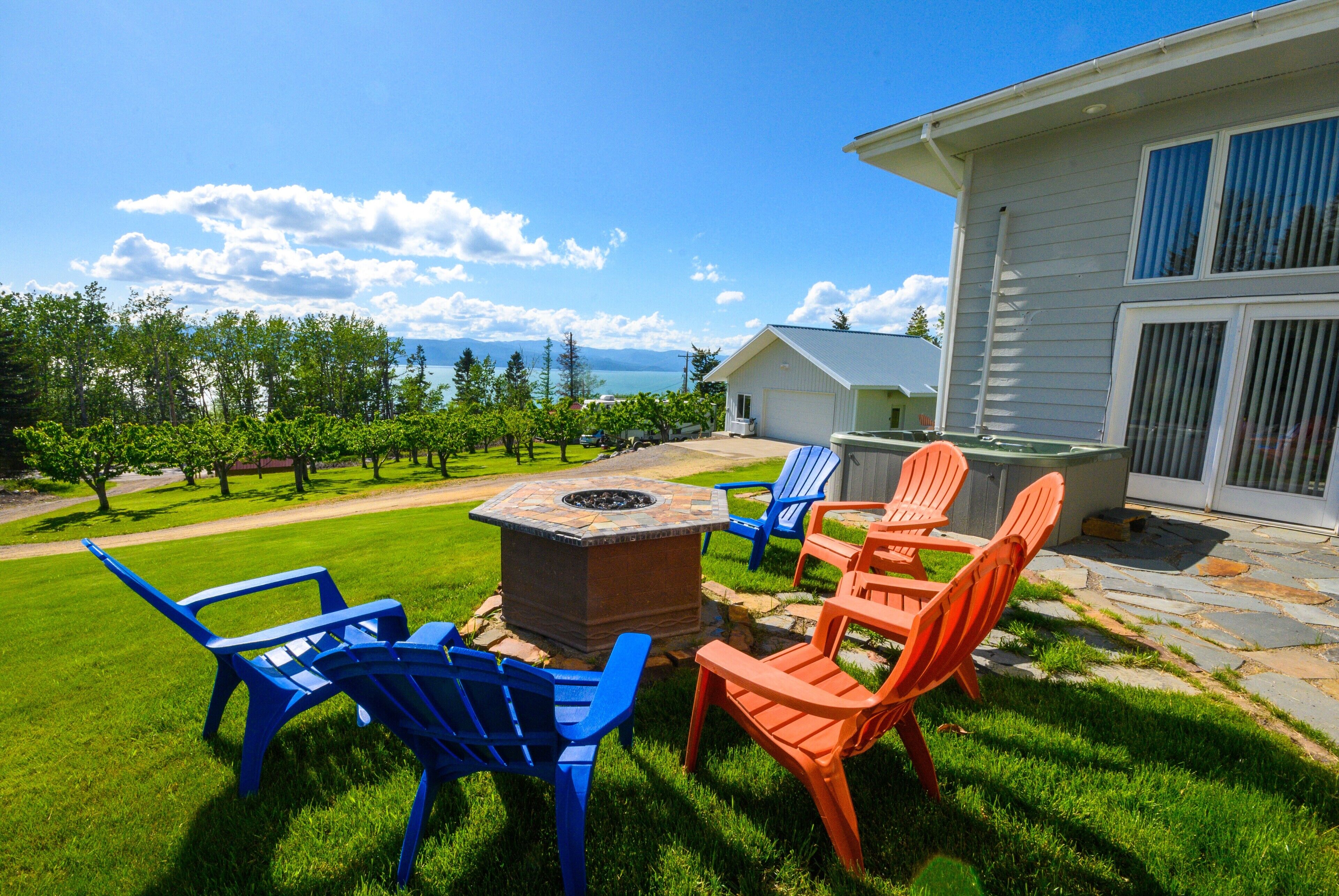 Hot Tub, Firepit, Grill, Patio Dining + 3 King Beds 
