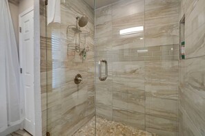 Combined shower/bathtub, hair dryer, bidet, towels - ¤°The Coastal Breeze°¤Pets Ok/Grill/Swimming Pool (Fort Worth)