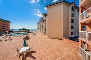 Alberca al aire libre y alberca climatizada