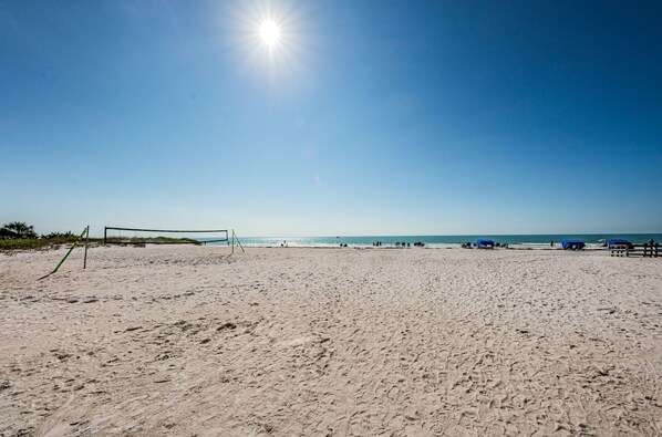 Sur la plage, chaise longue, serviettes de plage