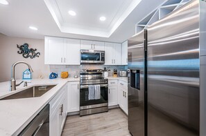 Réfrigérateur, four à micro-ondes, un four, surface de cuisson