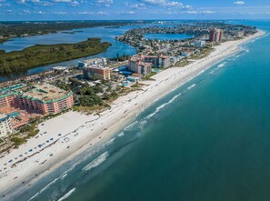 På stranden, liggestole, badehåndklæder