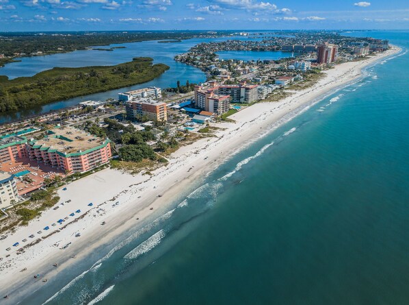 En la playa, camastros y toallas de playa 