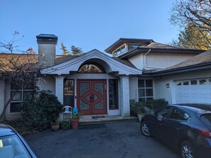 Exterior - Large Custom Built Private Home on Lake - Centrally Located (Lakewood)