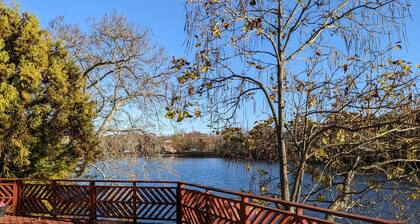 Large Custom Built Private Home on Lake - Centrally Located