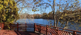 Large Custom Built Private Home on Lake - Centrally Located