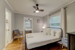 3 bedrooms, desk, iron/ironing board, travel cot - Lounge On Lincoln | Pet Friendly | 3BR Sleeps 6 (Columbia)