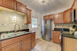 Fridge, microwave, oven, stovetop - Lounge On Lincoln | Pet Friendly | 3BR Sleeps 6 (Columbia)