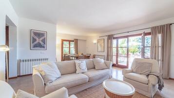 Een smart-tv en tafelvoetbal