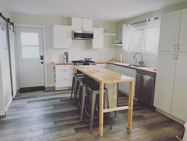 Køleskab, mikrobølgeovn, ovn, kogeplade