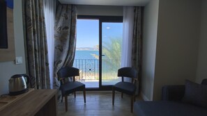 Elite Suite | Living area | 40-inch plasma TV with satellite channels, TV - Houdini Otel (Urla)