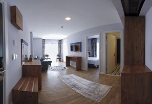 デラックス ルーム | リビング エリア | 40 インチのプラズマテレビ (衛星放送視聴可)、テレビ