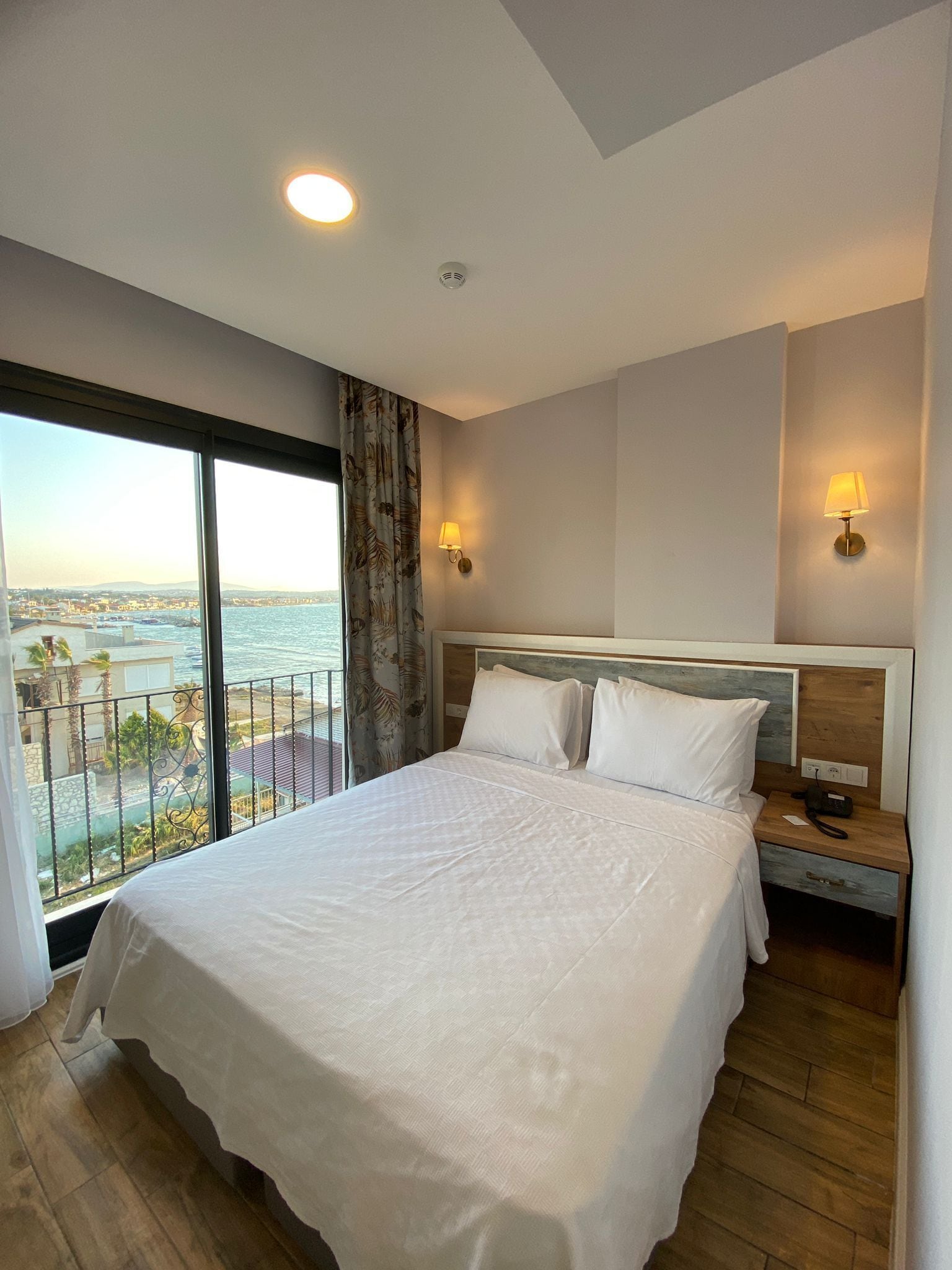 Ropa de cama de alta calidad, cubrecamas y minibar 