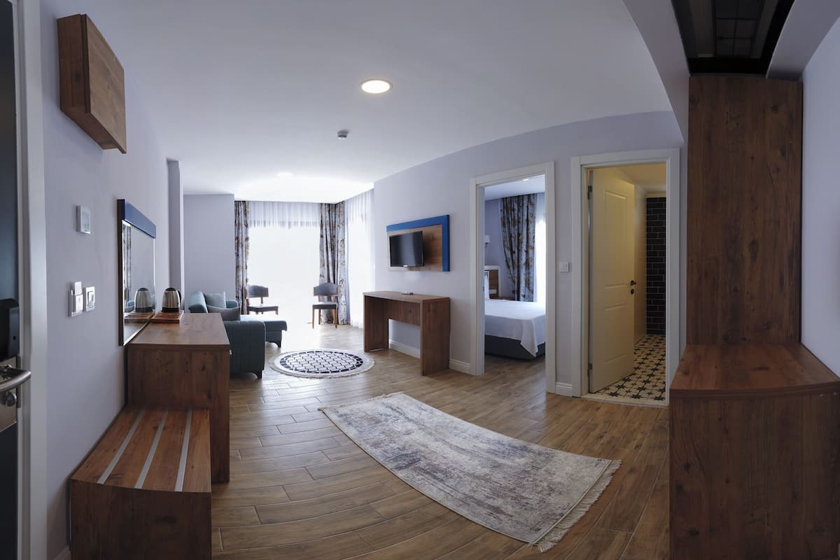 Hochwertige Bettwaren, Daunenbettdecken, Minibar, individuell dekoriert