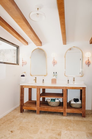 Luxury Room | Bathroom | Shower, rainfall showerhead, hair dryer, bathrobes