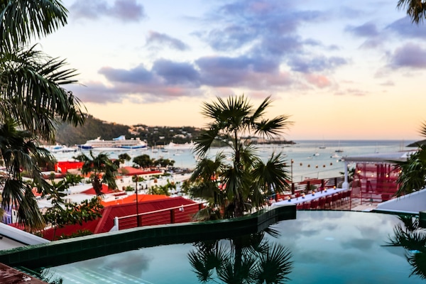 Outdoor pool, free cabanas, sun loungers