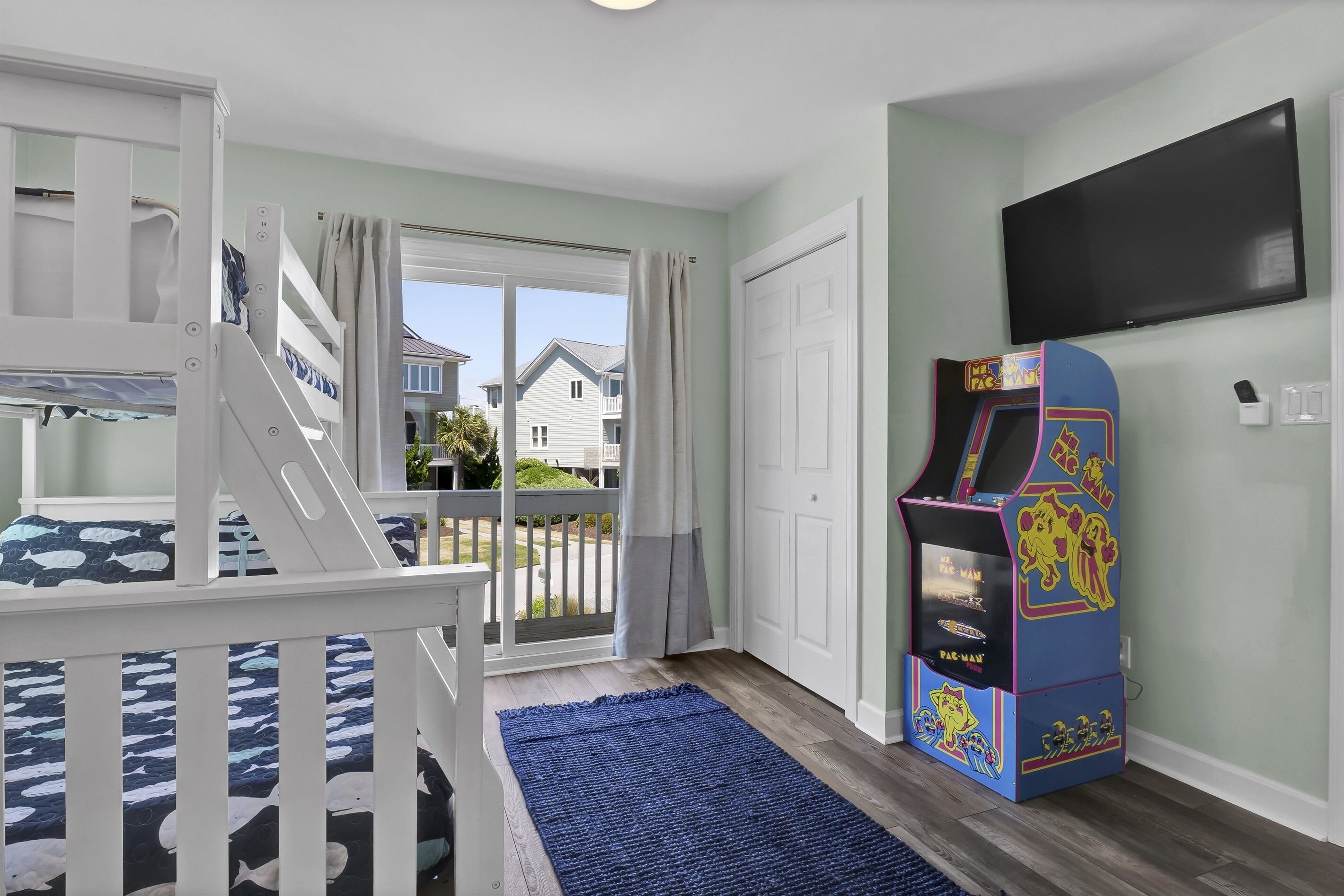 5 makuuhuonetta, työpöytä, silitysrauta/-lauta, vauvan matkasänky