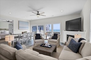 Smart-TV, Kamin, Videospiele, Bücher