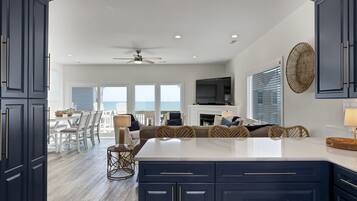 Een smart-tv, een open haard, videogames en boeken