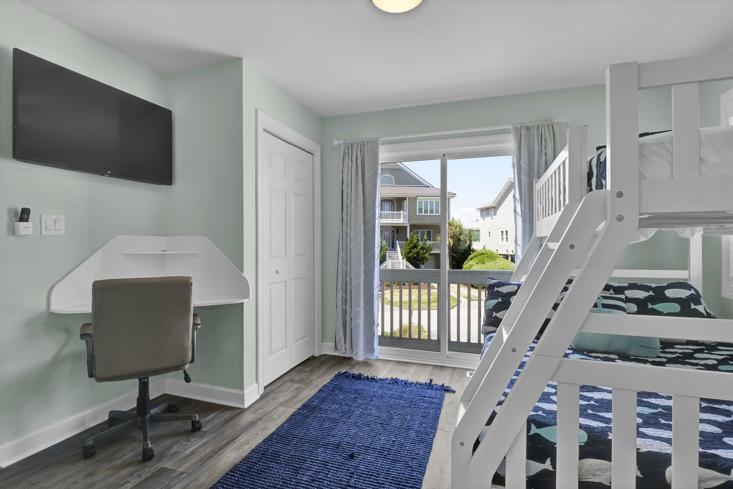 5 makuuhuonetta, työpöytä, silitysrauta/-lauta, vauvan matkasänky