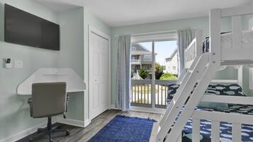 5 makuuhuonetta, työpöytä, silitysrauta/-lauta, vauvan matkasänky