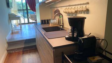 Kühlschrank, Mikrowelle, Herdplatte, Geschirrspüler