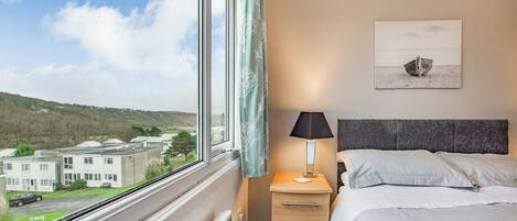 2 عدّة غرف نوم وواي فاي مجانًا وملاءات أسرّة