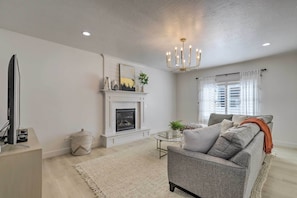 TV, fireplace, DVD player, stereo - Lovely Vineyard Getaway < 1 Mi to Utah Lake! (Vineyard)