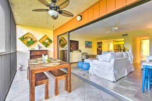 TV, books - Comfortable Siesta Key Condo w/ Pool Access! (Siesta Key)