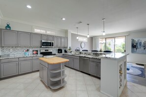Refrigerador, microondas, placa de cocina, lavavajillas