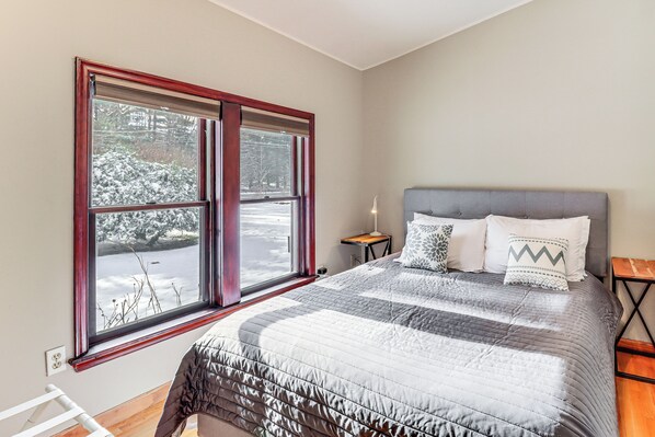 6 bedrooms, iron/ironing board, internet, bed sheets