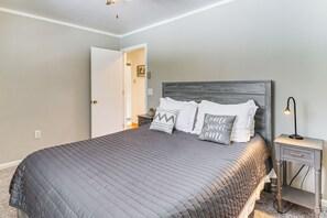 6 bedrooms, iron/ironing board, Internet, bed sheets - 4 Mi to Camelback! Group-Friendly Poconos Cabin (Bartonsville)