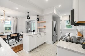 Kjøleskap, mikrobølgeovn, ovn og kokeplater