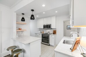 ثلاجة، ميكروويف، فرن، موقد طهي مسطح