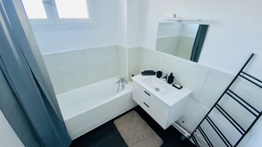 Baignoire, serviettes fournies, savon, shampoing