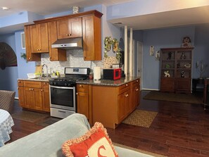 Private kitchen - Comfy Deluxe Getaway Suite (Woodbridge)