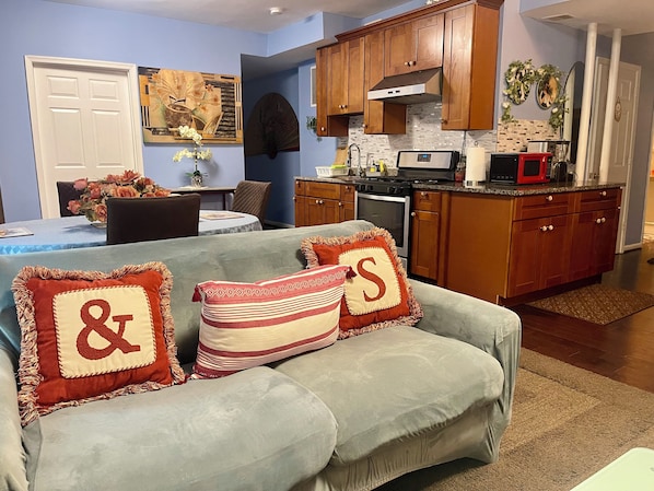 Living area - Comfy Deluxe Getaway Suite (Woodbridge)