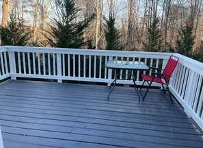 Outdoor dining - Comfy Deluxe Getaway Suite (Woodbridge)