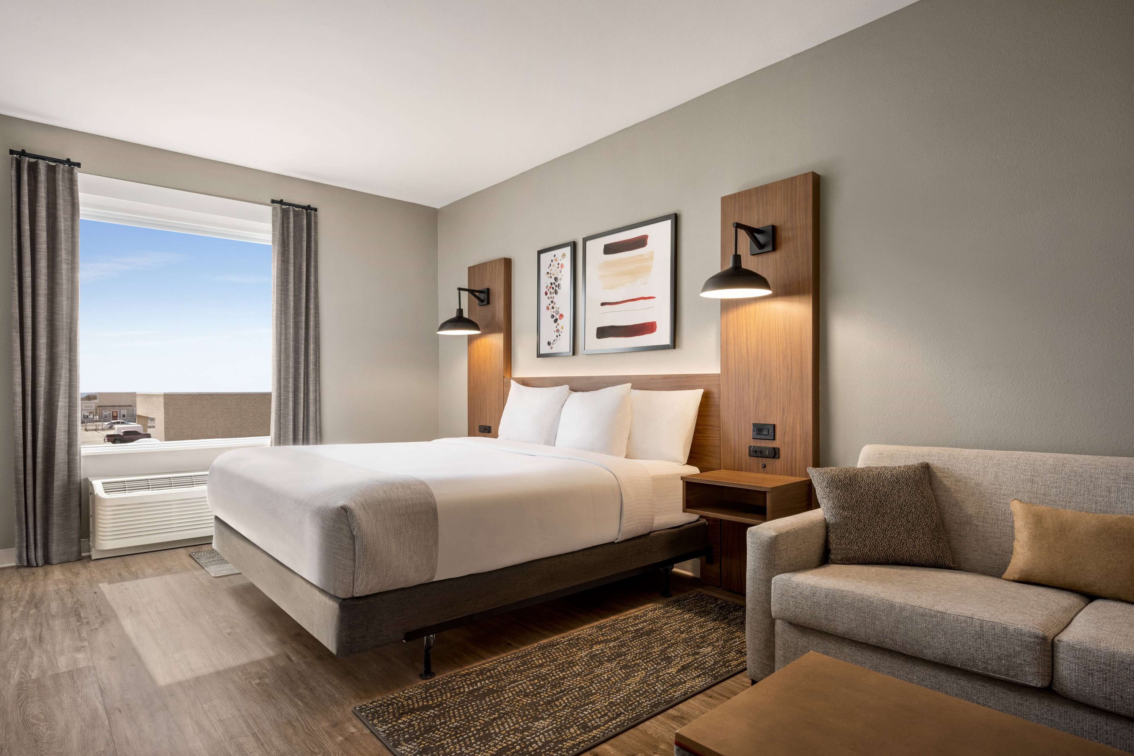 Room, 1 King Bed, Non Smoking | Iron/ironing board, WiFi, bed sheets