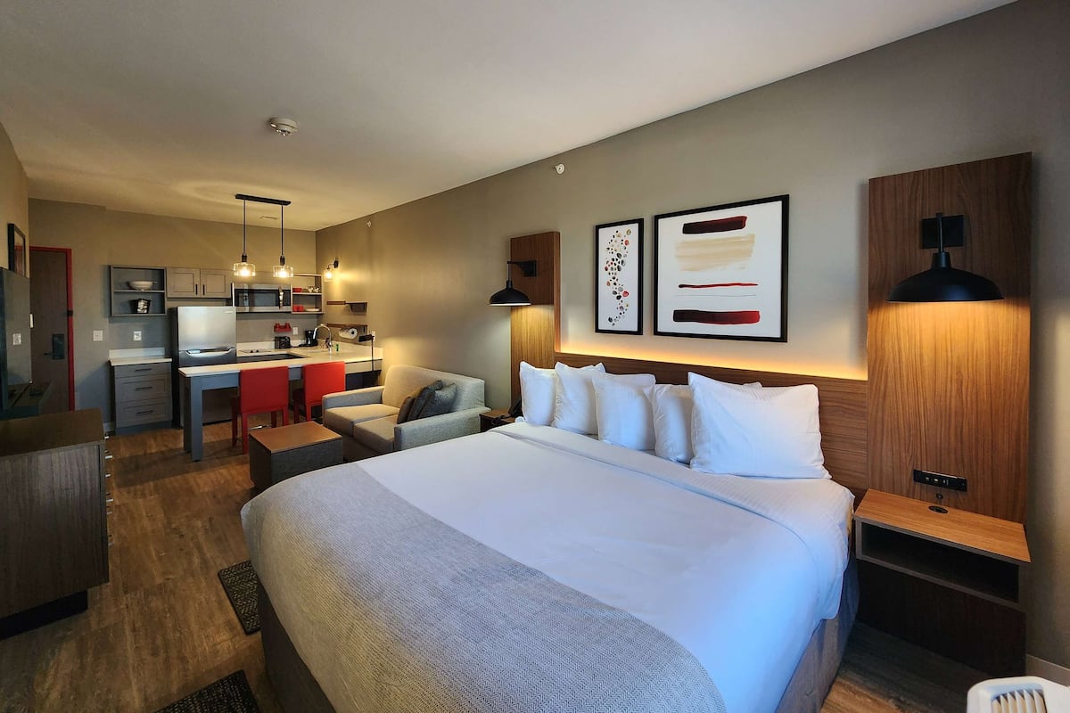 Suite, 1 King Bed, Non Smoking | 1 bedroom, iron/ironing board, WiFi, bed sheets