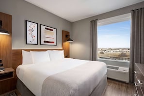 Room, 1 King Bed, Accessible, Non Smoking (Bathtub w/ Grab Bars) | Iron/ironing board, WiFi, bed sheets