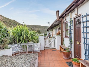 Outdoor dining - 3 bedroom accommodation in Porthtowan (Porthtowan)