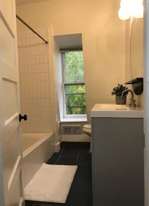 Serviettes fournies, savon, papier toilette