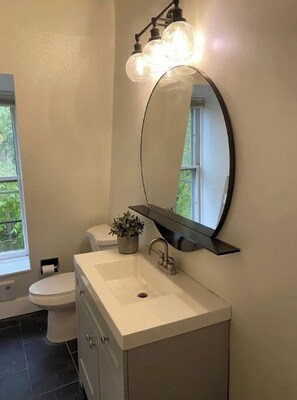 Serviettes fournies, savon, papier de toilette