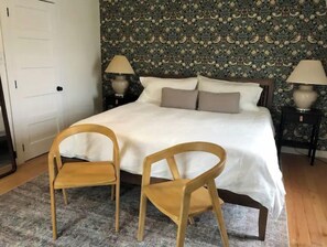 2 bedrooms, desk, free WiFi, bed sheets - Two-bedroom historic penthouse in downtown Moscow (Moscow)