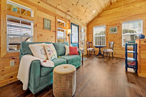 Tiny Home-Mary Ida's Place - walkable location