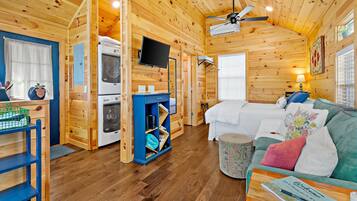 1 habitación, tabla de planchar con plancha y cuna de viaje